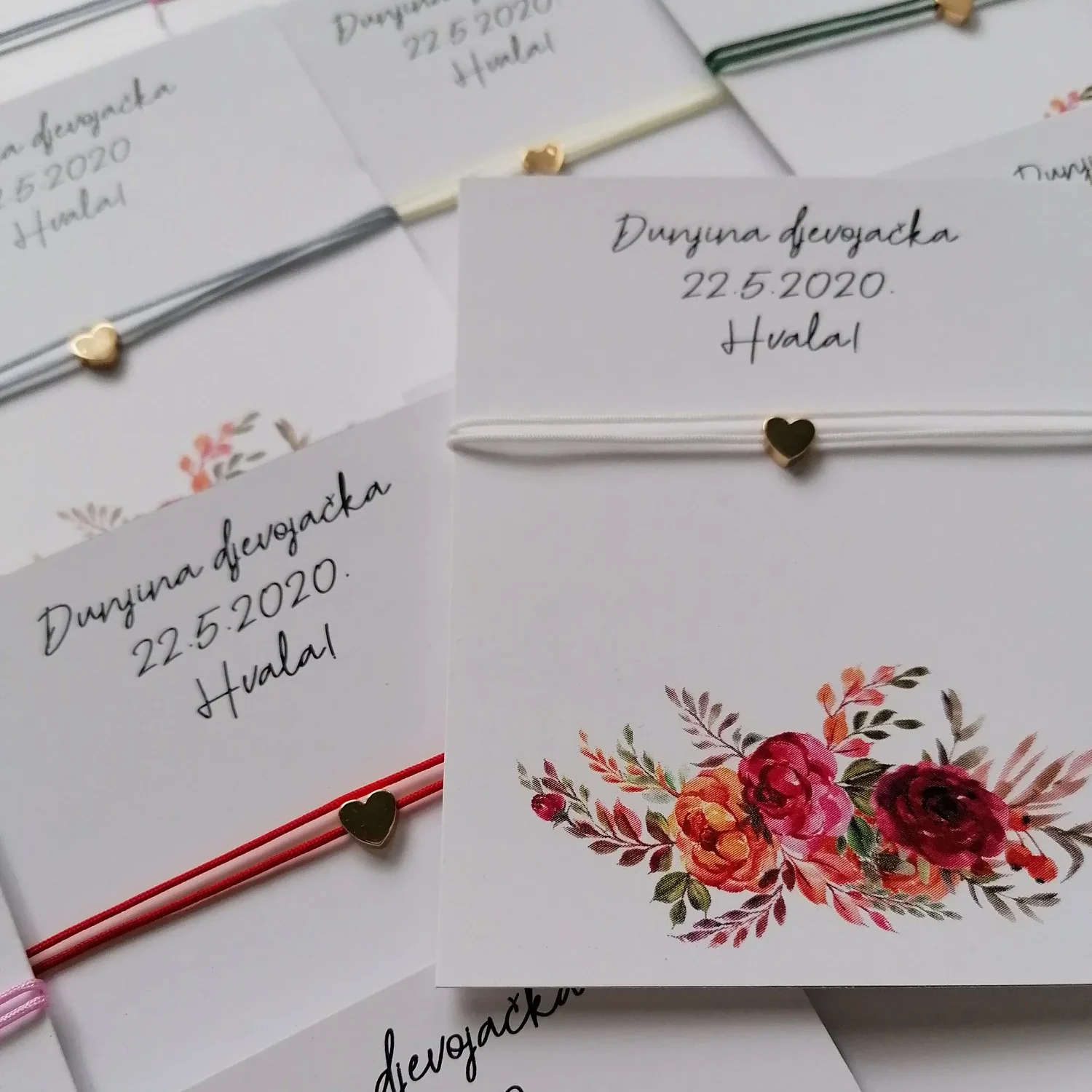 narukvice za djevojačku narukvice za djeveruše narukvica za kumu personalizirane narukvice poklon za djevojačku poklon za kumu poklon za djeverušu personalizirani pokloni za svadbu uspomena za djevojačku gift box za djevojačku svadbeni nakit elegantni nakit za svadbu nakit za kumu nakit za djeveruše biserni nakit minimalistički nakit